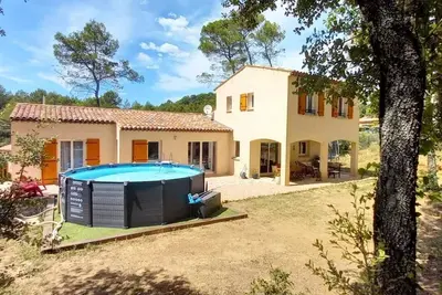 Image de Villa avec piscine hors sol en bordure de forêt