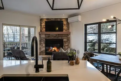 Image de Plateau 228-3 / Condo rénové avec accès Piscine, Plateau 228-3 / newly renovated 2 bdr