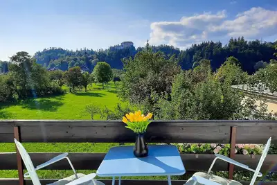 Deerwood Villa-Sky Vocation 2-storey Apartment with Bled Castle View