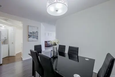 Image de Massive 2Bed 2Bath Bay St. Condo w. 2 Balconies / Patios & Free Parking Sleeps 7