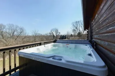 Image de Cabin with a hot tub, near Table Rock Lake