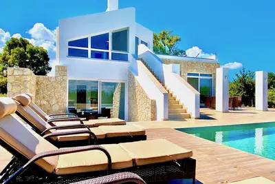 Image de Danune Luxury Beachfront Villa with private pool