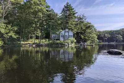 Image de Waterfront home on beautiful Biscay Pond in Maine