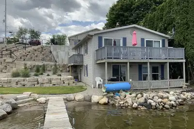 Image de Waters Edge! Value priced Lakefront 2 bedroom cottage just 6 ft from the lake.