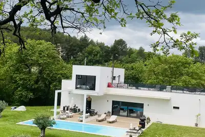 Image de Villa Contemporaine Architecte piscine chauffée jardin 4000m2 au calme