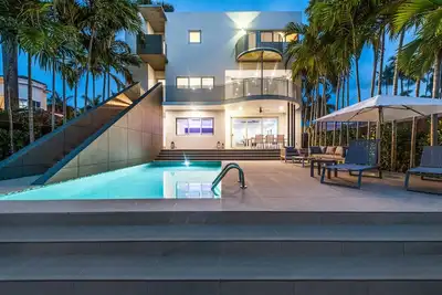 Image de Modern waterfront Villa w/ Pool and Gym, Sleeps 8.