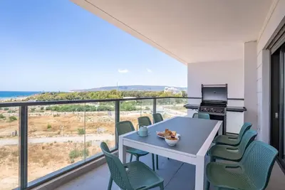 Image de Stylish Seaside Escape with Balcony