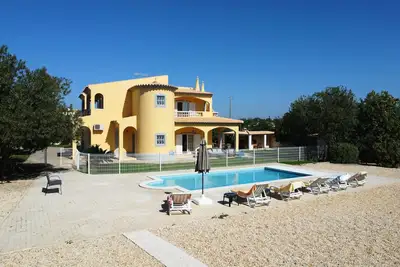 Image de 4 bedroom villa with private pool, 5 min from the beach, Wifi included