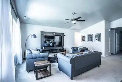 Image de Beautiful Oasis with a splash of Glam