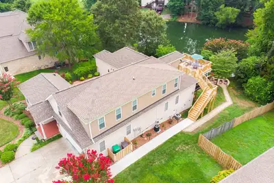 Image de 2 bed/2 bath with Lr, Dr, Kitchen, Laundry & Deck. Parties are not allowed.