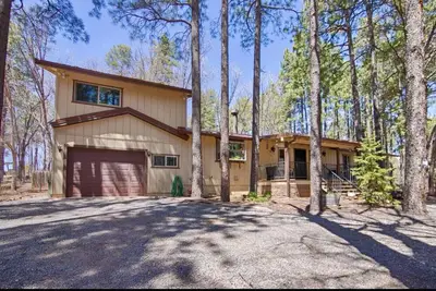 Beautiful Hillside home in exclusive Pinetop Country Club, perfect for families