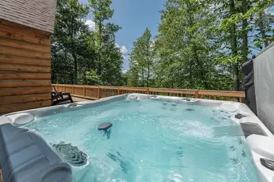 Image de Cozy Golf Area Woodland Chalet by Wisp w/ Hot Tub