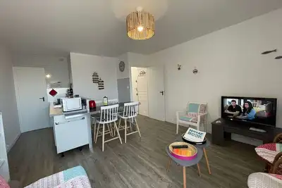 Image de Appartement rénové à neuf, 4 couchages, balcon ensoleillé, parking privé, proche plage et commerces