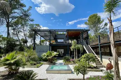 Image de Villa d'architecte avec piscine nichée dans une pinède à 5 min de Montpellier.