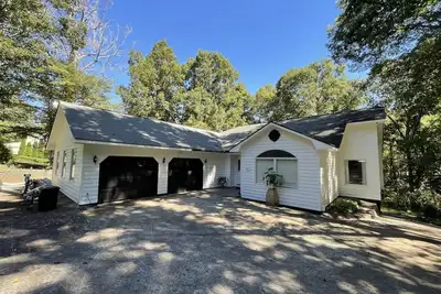 Image de Family-Friendly Lake Retreat – Near Tryon Equestrian & Asheville, Greenville, Cu