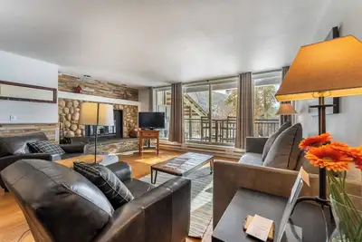 Image de Private Balcony w/ Mountain Views, Convenient Location in West Keystone!
