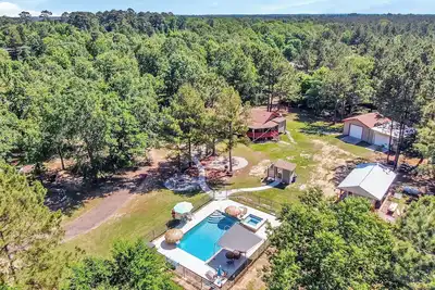 Image de Cozy cottage near the lake with private pool and hot tub. Dog-Friendly!