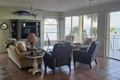 Image de Ocean front gated privacy with 3 bedrooms and protected boat slip.