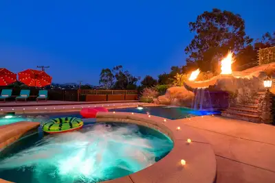 Image de 8 Br Rockstar Villa! Swim Up Bar + Xl Pool/Jacuzzi/Slide, Waterfall +Views!