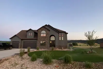 Image de All Amenities! Salt water hot tub! Walking trail! In town!