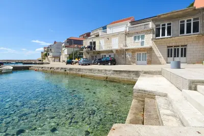 Image de Maison pour la famille avec les enfants près de la mer Zavalatica, Korcula (K-19045)