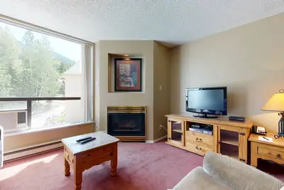 Image de 1 bedroom / 1 bathroom Suite, Pool, Ski in/Ski out on Blackcomb Mountain, A/C in living room