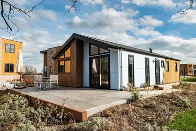 Joli chalet avec micro-ondes combi, près de la Meuse