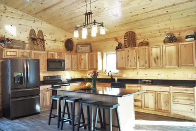 Image de Enjoy privacy in this newly built cabin with spectacular view of North Star Lake