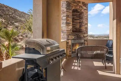 Image de Ground Level Heavenly Suite | Private Bbq Patio, Sleeps 12