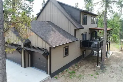 Image de 3 Level Cabin w/ Large Driveway on Paved Roads Close to Attractions! Hot Tub!