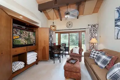 Image de Golden Feather Getaway (#552) |Near Ski - Deck - Golf/Ac/ Pool/Hot Tub