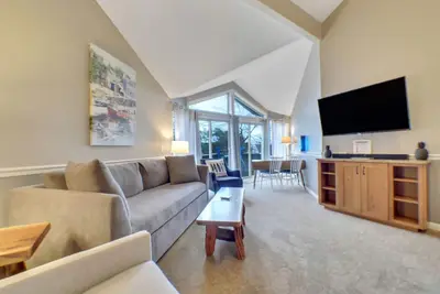 Image de Dog Friendly | Loft Style | Downtown Charlevoix | Indoor/Outdoor Pool