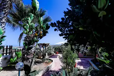 Tastefully furnished house with garden and a few steps from the sea.