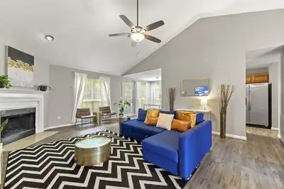 Image de Comfy, cozy & feels like home. Less than 15 minutes to intl. airport!