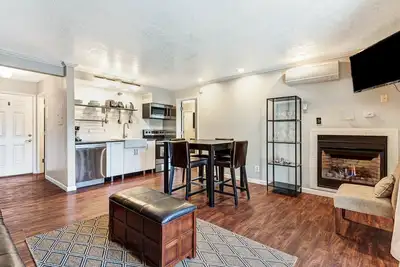 Image de \"Drake Your Money Maker\" Top Floor Condo on Edge of Downtown near Deschutes River with Balcony