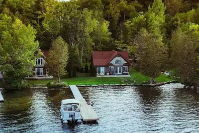 Image de Winter relaxation getaway lake front Muskoka cottage with spectacular views