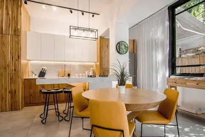 Luxury 2bd/2bth Apartment w/ Private Garden