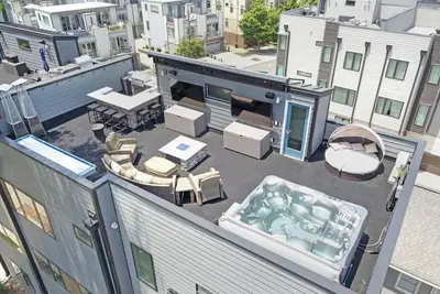 Image de City Views, Rooftop Hot Tub, Golf Sim, Walk to Stadiums