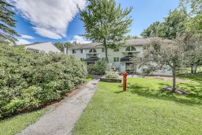 Image de Fantastic ski retreat with mountain views, fireplace & private balcony