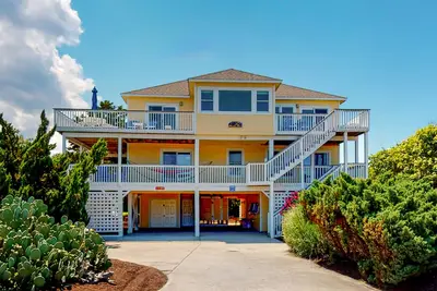 Image de Dog-friendly, ocean-view home with pool, private hot tub, & fast WiFi