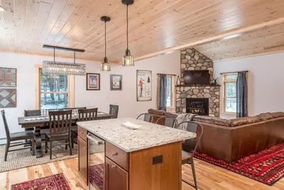 Image de Mountain Chalet with hot tub and game room