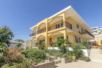 Image de Beautiful Beachfront 2-bedroom Apartment with Pool
