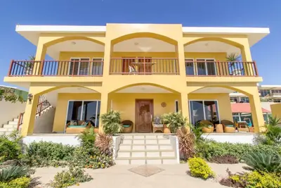 Image de Beautiful Beachfront 1-bedroom Apartment with Pool