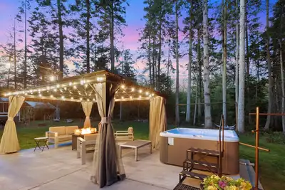 Image de ♿️Cozy/Peaceful/Bright 🏡 Hot Tub + Private Beach