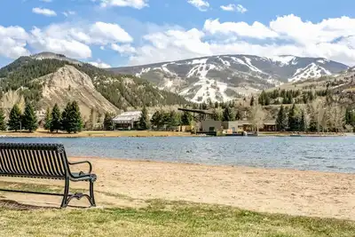 Image de Cozy Vail-Area Home Close to Mountains | Perfect for Families—Fireplace, Bunk Room, Scenic Balcony