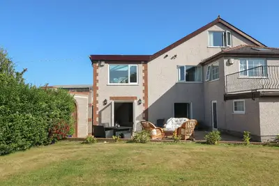 Image de Plas Eithin, pet friendly, with hot tub in Llanfechell