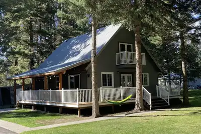 Image de The Bll Cabin with 4 kings and 1 full bed in town.