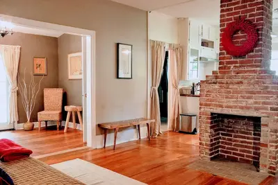 Image de Historic 2-Bedroom Cloverdale Cottage
