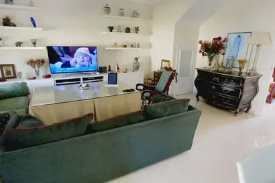 Casa con Todos los Servicios, Casa Habitual de la Familia, muy Tranquila, Comoda