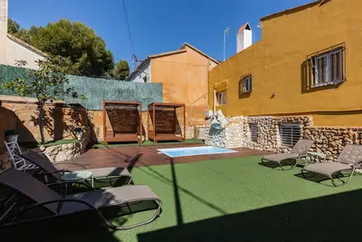 Image de Maison de vacances Masia Alt avec vue sur les montagnes, piscine, Wi-Fi, jardin et terrasse.